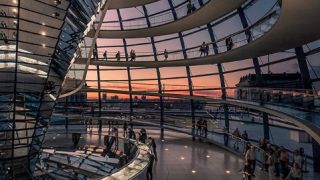 Reichstagskuppel des Deutschen Bundestages in der Dämmerung