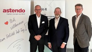 Andreas Müller von astendo, David Schoibl von polit-x und Andreas Holzapfel von Kürschners vor zwei Firmenaufstellern von astendo uns polit-x
