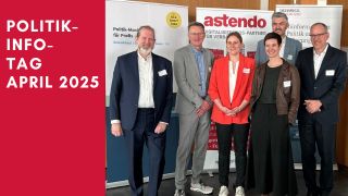 David Schoibl, Andreas und Katrin Holzapfel, Miriam Schröder, Ole Jendis und Andreas MüllerDavid Schoibl von polit-x und Andreas Holzapfel von Kürschners vor zwei Firmenaufstellern von astendo uns polit-x